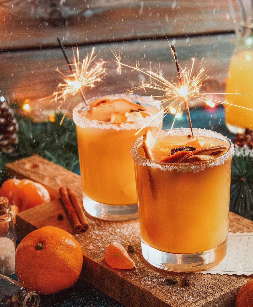 Heißer Punsch schön Dekoriert im Glas