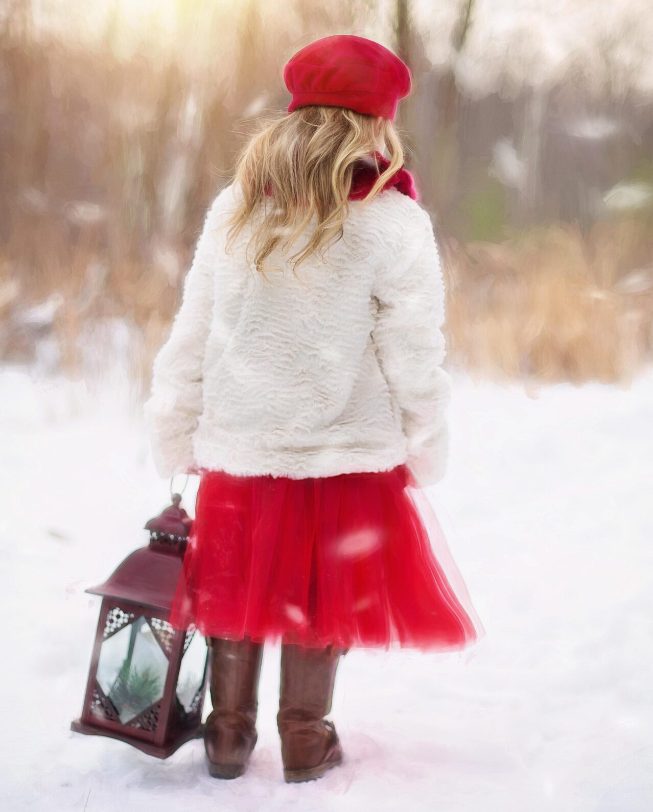 Kind im Schnee mit Laterne